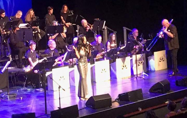 Victoria Starts Out 2022 On Stage!!!